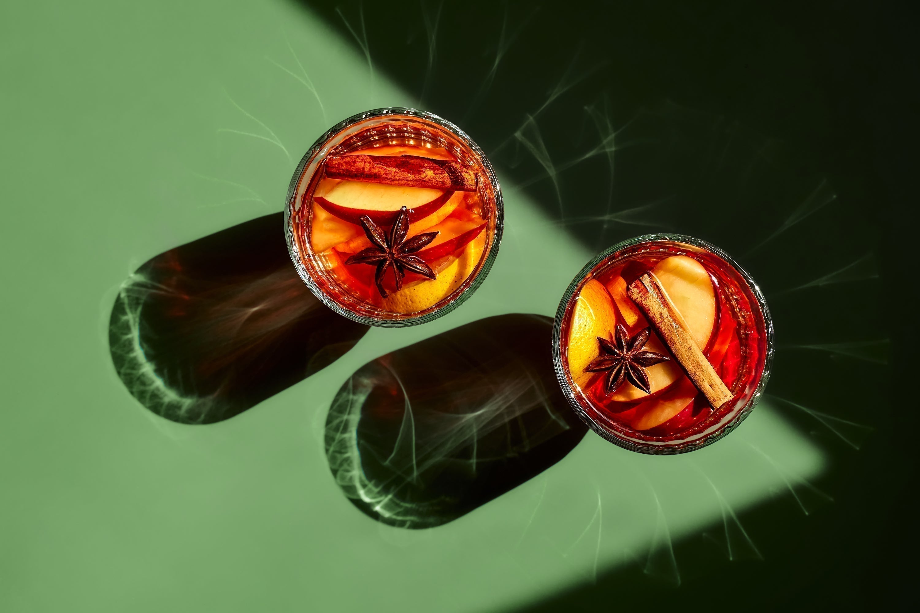 what is mulled wine - 2 glasses against a green background